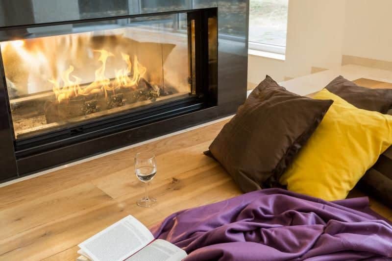 ¿Cómo sustituir el cristal de una chimenea?